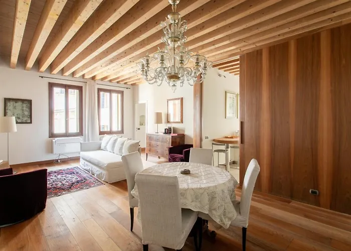 Calle Teatro Vecchio - *